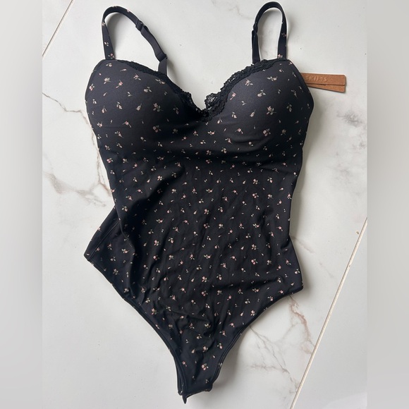 SKIMS Tops - SKIMS Fits Everybody Bodysuit